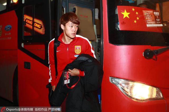 电竞选手小苍在一场角逐中掉利，决议退役从事贸易勾当后因堕入代言危机,小苍前去“南极镇”寻觅“迷之肉松饼”配方,偶遇在统一天遭受掉业冲击也回到老家的王泽。王泽为帮父亲还债，必需组织一支战队在全国角逐中克服恶霸赵金发的战队,是以招募了队友-小镇富二代金威廉，护士学院独一的男生贾壮壮，背叛女青年欧阳楠和单亲妈妈高雪。五人的履历和决心打动了小苍，因而小苍决议作为锻练指点他们的练习,但愿能率领这帮垫底玩家走向逆袭之路....